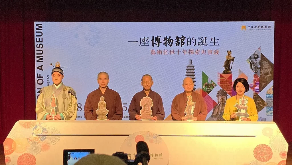(左起)國光劇團一等老生盛鑑老師、行政部指導法師見盡法師、中台禪寺執行長見尊法師、博物館館長見諶法師、國光劇團 團長 張育華,以『卷軸開箱』啟動儀式,共同宣告特展『一座博物館的誕生:藝術化世十年探索與實踐』將於 8 月 4 日正式開幕。(圖/陳惠玲攝影)