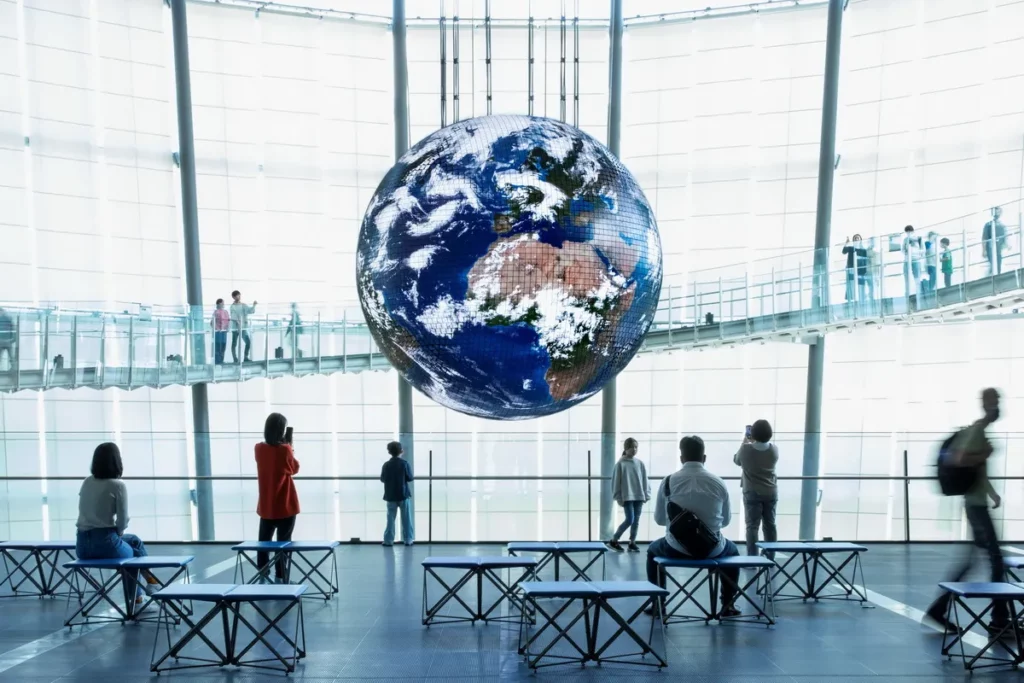 最具代表的經典展示「Geo-Cosmos 地球宇宙」©日本科學未來館
