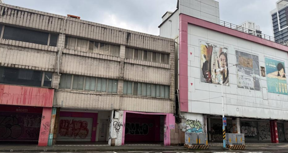 板橋府中商圈沒落,一整排店面空置。(圖/翻攝Threads)