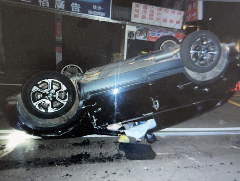 有詭?龍潭小客貨車凌晨自撞分隔島翻覆 駕駛消失了 S 14598156 0