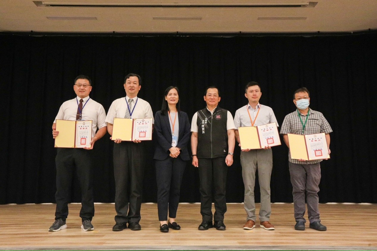 桃園市政府社會局局長陳寶民右3頒發感謝狀予林口長庚醫院團隊，由左至右為葉國偉主任、兒童內科部朱世明部長、李恩沛主任及李嶸醫師