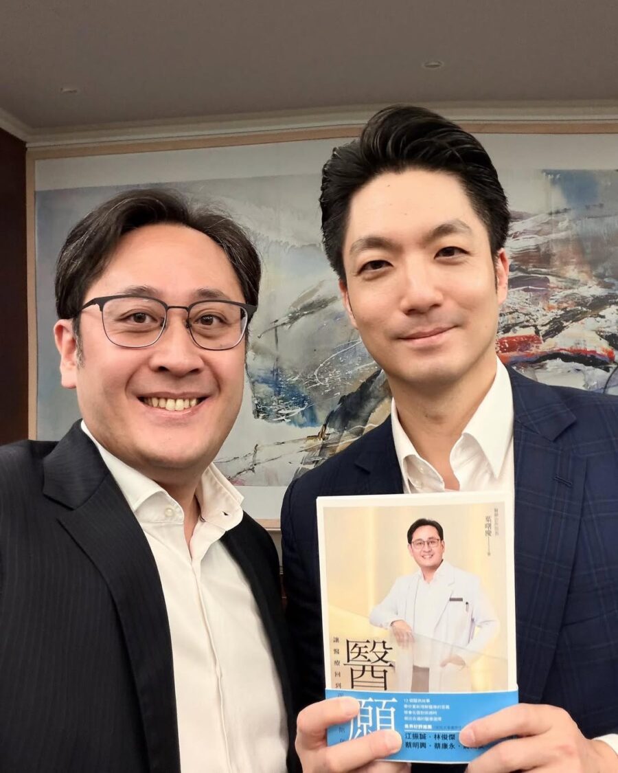 葉曙慶院長與台北市長蔣萬安與新書《醫願：讓醫療回到理解與陪伴》拍照合影。(圖/業者 提供)