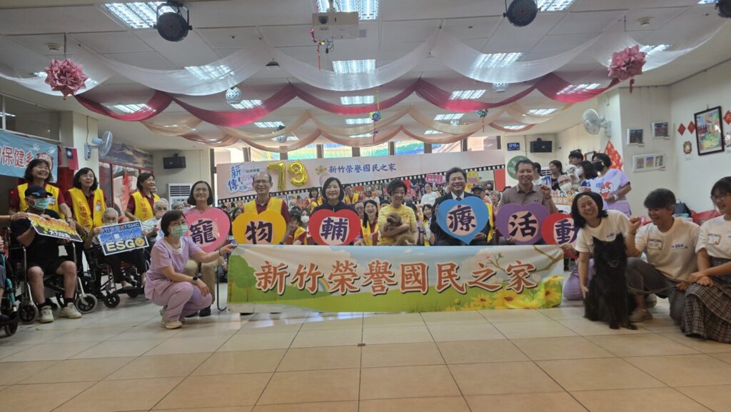 台積電慈善基金會攜手元培醫事科技大學寵物保健系及心輔犬專業團隊,在新竹榮民之家展開「心輔犬榮家療癒計畫」。(圖/台積電慈善基金會提供)