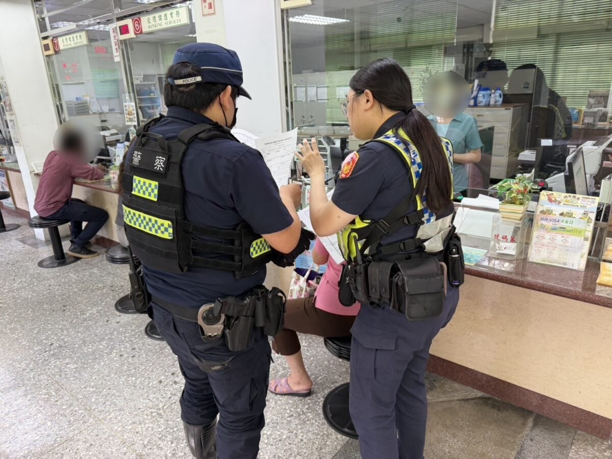 ▲員警告知婦人欲匯款的帳戶曾遭列為警示帳戶後,她的態度才開始鬆動。