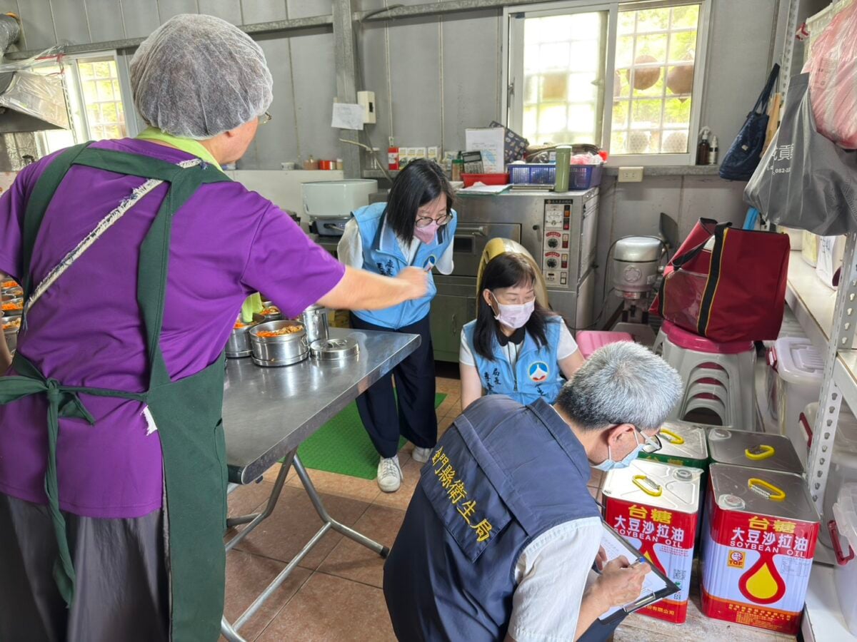 ▲衛生局同教育處及社會處清查社區食用油使用情形。