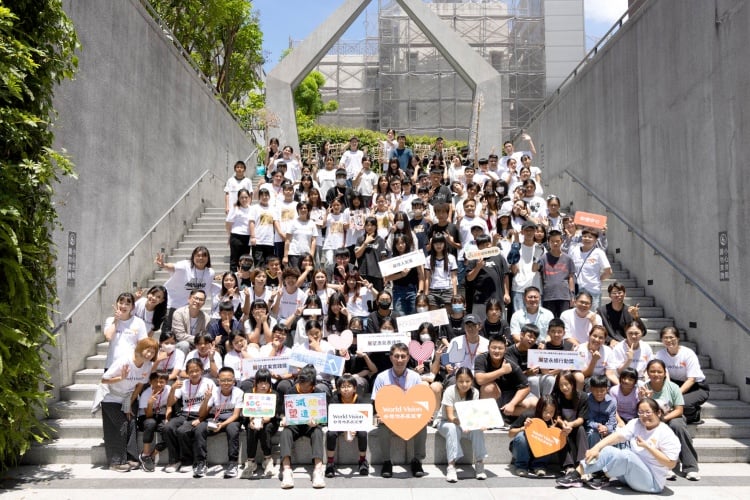 ▲台灣世界展望會副會長蕭文榮(前中)與「兒少核心素養培育計畫——SDGs成果發表會」來自全台近百名展望會的發表學生與方案社工合影。