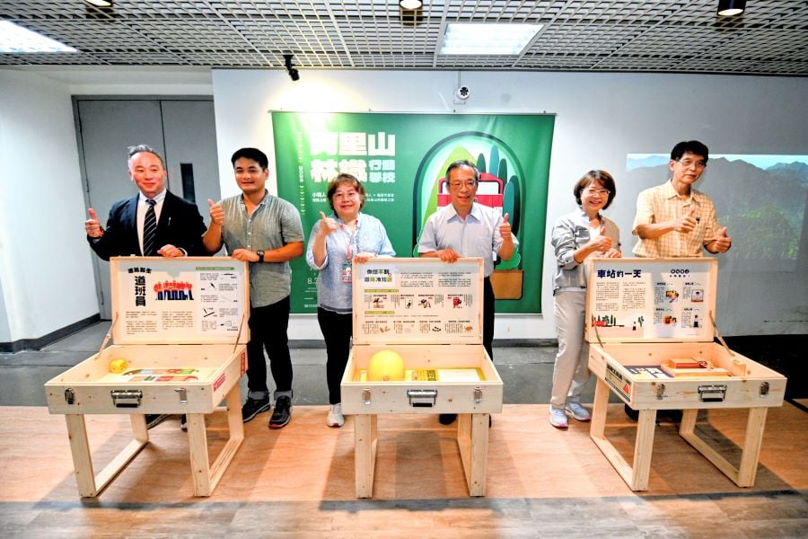 ▲「阿里山林鐵行動學校」巡迴展開幕，與會貴賓合照。