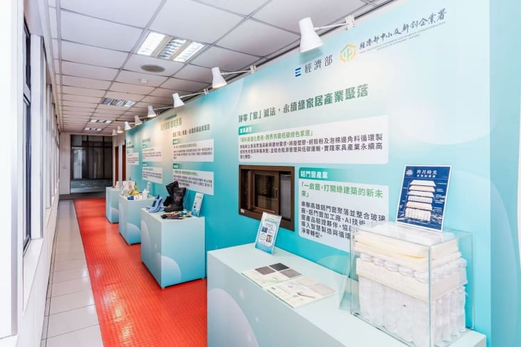 ▲透過寵物食品環保包材塑膠射出產品、低碳鞋、機能襪、抗菌地板、模組化床墊、鋁門窗等，呈現產業聚落輔導成果。