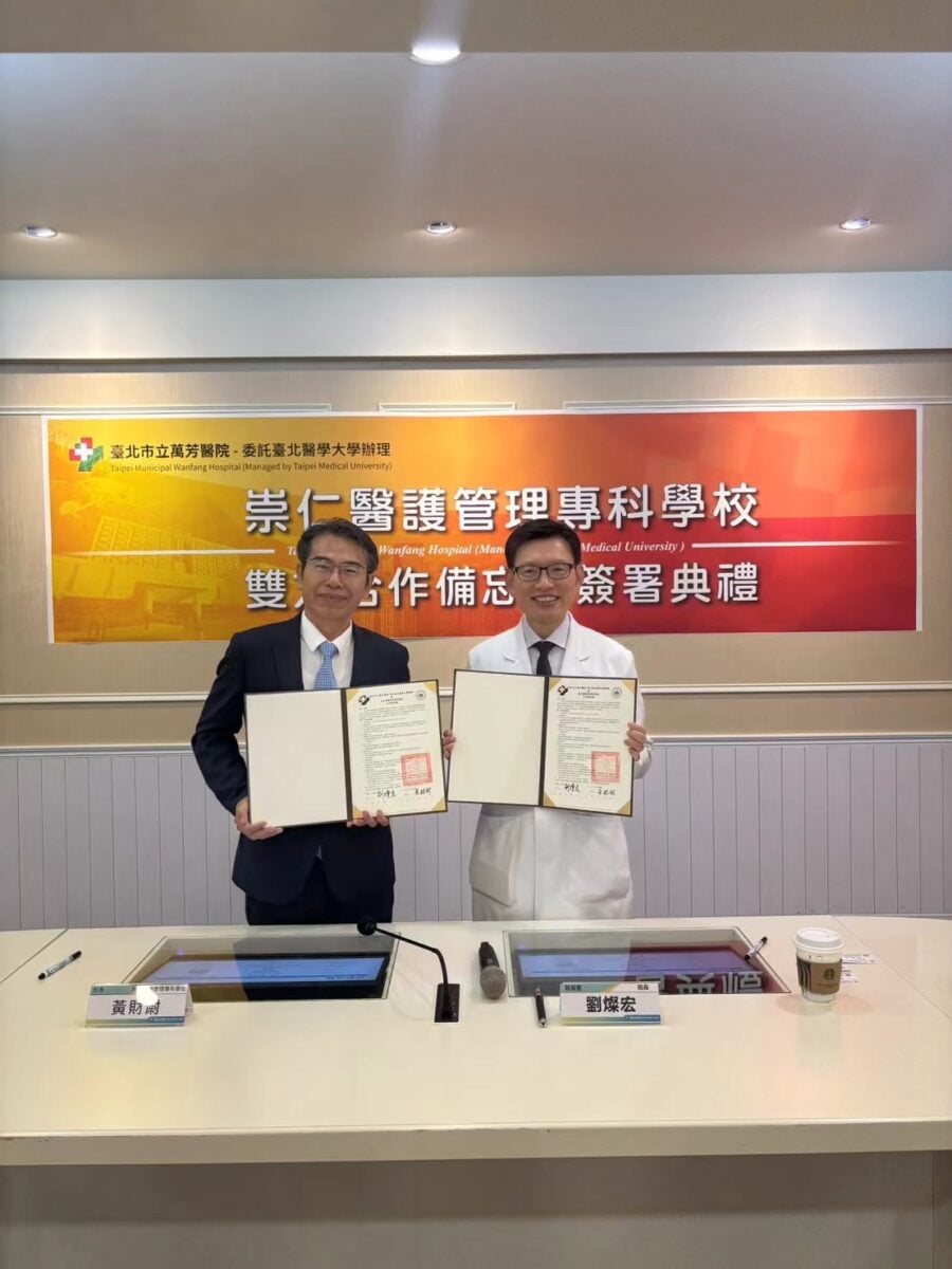 ▲崇仁醫護管理專科學校校長黃財尉(左)與臺北市立萬芳醫院院長劉燦宏(右)共同出席產學合作備忘錄(MOU)簽署典禮 。雙方於儀式中手持合約書合影,象徵兩院正式締結長期夥伴關係,未來將攜手整合教育與醫療資源,打造「畢業即就業」的醫護人才培育新模式。