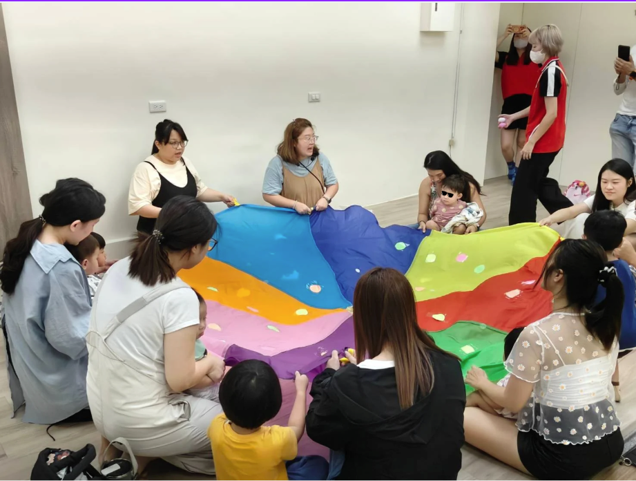 ▲托嬰中心引導孩童參與五感體驗遊戲,從快樂探索中啟發無限潛能。