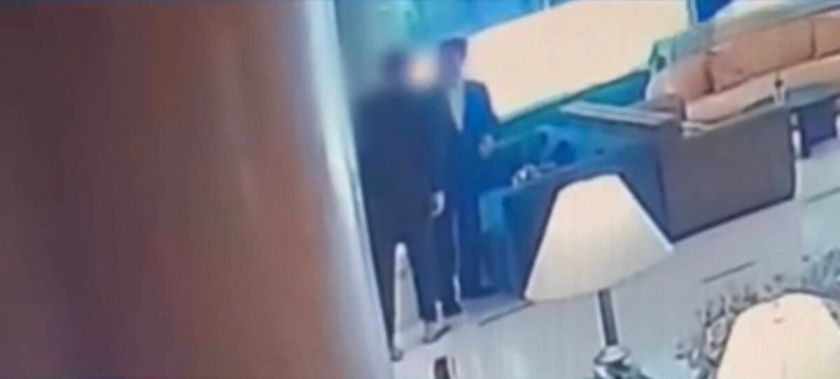▲中國黑衣男盯上矢板明夫向他揮拳