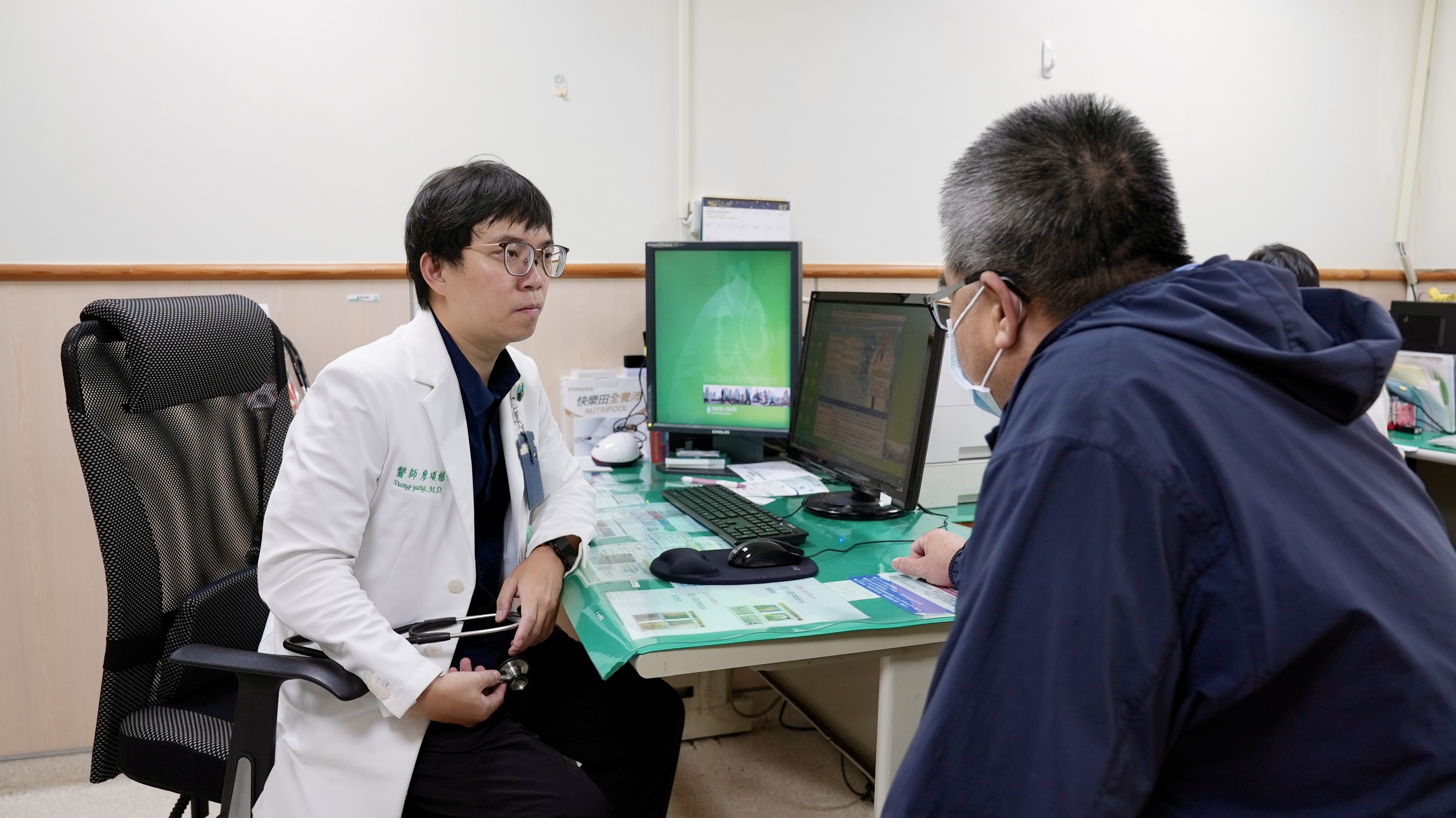沒在家抽菸孩子仍咳不停！醫揭「三手菸」藏健康危機