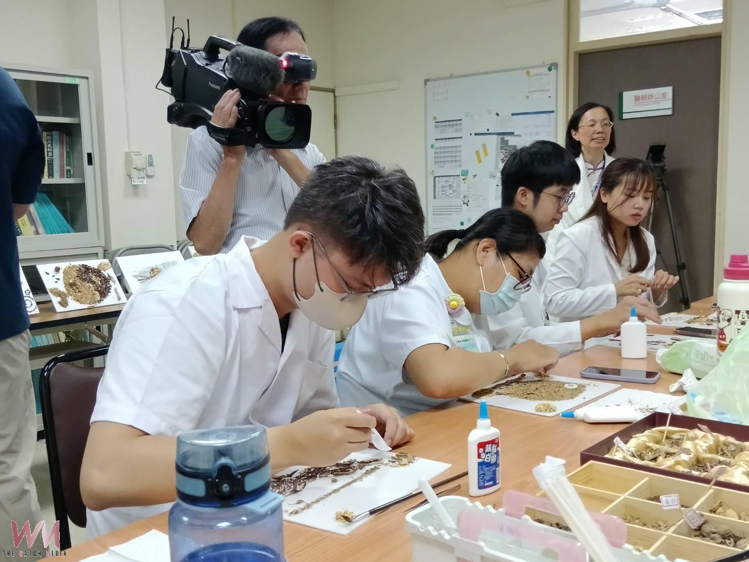 廢材變藝術 北港附醫推廣「中醫藥畫」環保又紓壓 - https://www.watchmedia01.com
