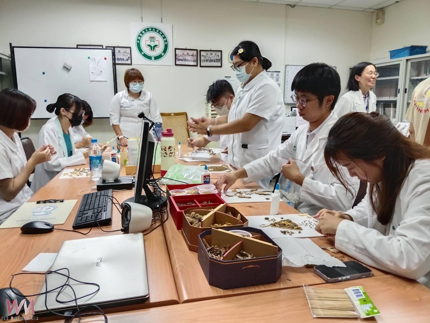 廢材變藝術 北港附醫推廣「中醫藥畫」環保又紓壓 - https://www.watchmedia01.com