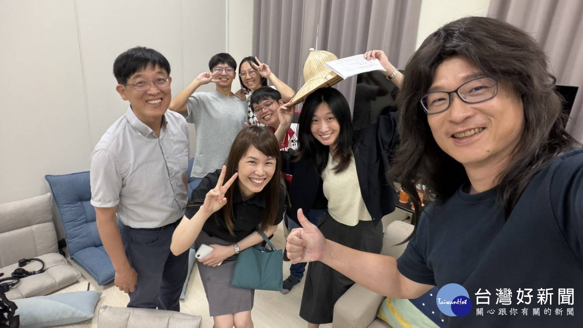 警察局長化身網路聊天中「長髮女網友」，演出詐團包裝出「白富美」女神角色。