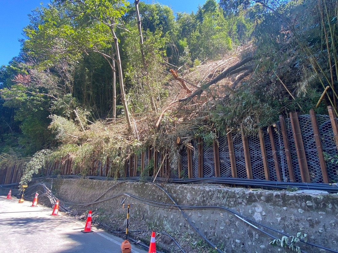 曾發生邊坡崩坍及落石,經搶修已恢復通行。(縣府提供)