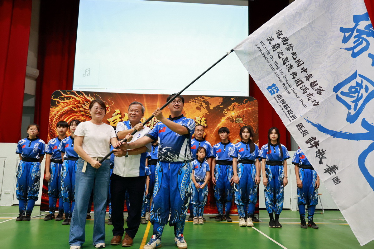 王副縣長為營北國中舞龍隊授旗。（縣府提供）
