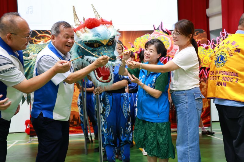 南投北國中舞龍隊出訪波蘭巡演  王副縣長授旗勉勵