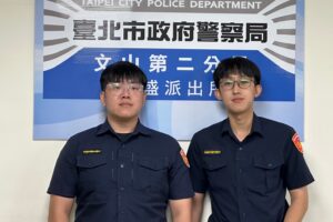 高溫除草中暑癱倒人行道 文山二警即時救援助脫險 37 MEITU 20260708 083256051