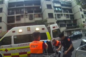 高溫除草中暑癱倒人行道 文山二警即時救援助脫險 38 MEITU 20260708 083321310