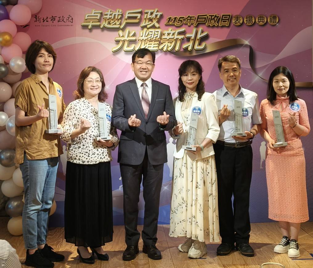 體恤戶政辛勞 新北連兩年優化基層職等 一百八十四人獲實質晉升 12 %E7%82%BA%E6%B0%91%E6%9C%8D%E5%8B%99%E8%80%83%E6%A0%B8%E7%B8%BE%E5%84%AA%E6%A9%9F%E9%97%9C%EF%BC%8C%E6%B0%91%E6%94%BF%E5%B1%80%E9%95%B7%E6%9E%97%E8%80%80%E9%95%B7%E6%81%AD%E8%B3%80%E4%B8%A6%E8%88%87%E6%88%B6%E6%89%80%E4%B8%BB%E4%BB%BB%E5%90%88%E5%BD%B1