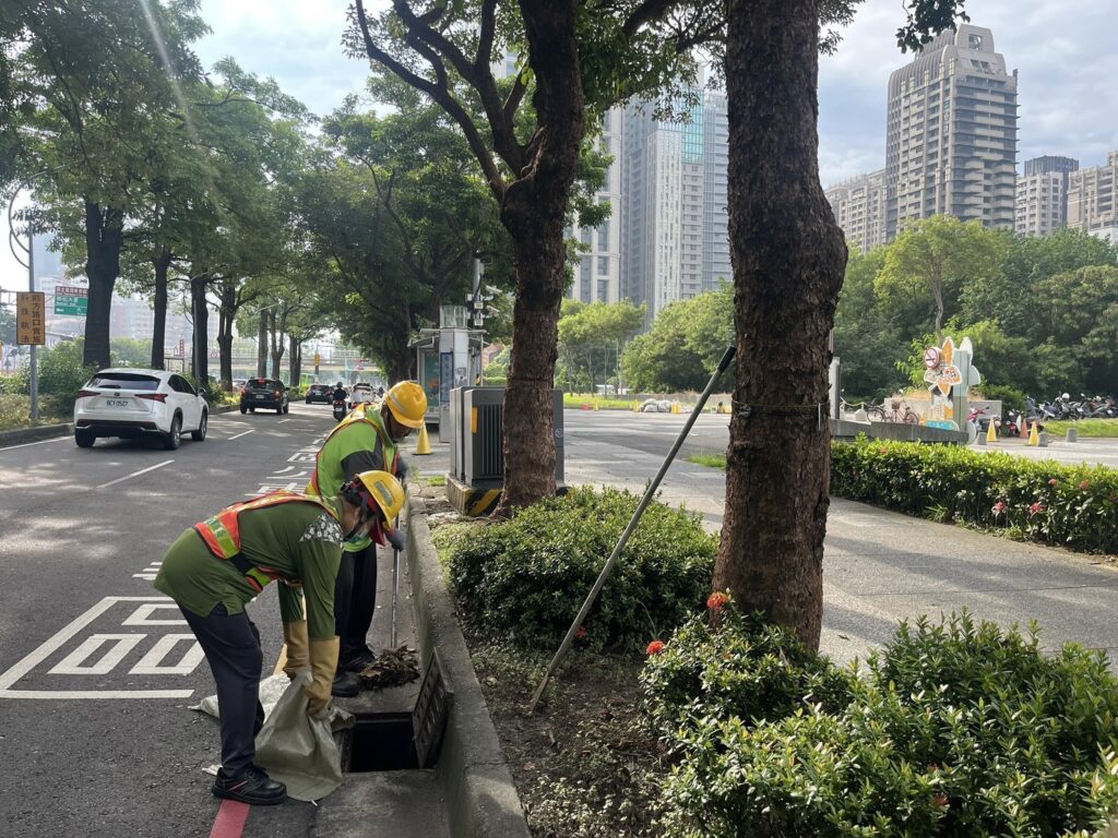 全力戒備巴威颱風 中市府跨局處防颱總動員 42 %E5%9B%A0%E6%87%89%E5%B7%B4%E5%A8%81%E9%A2%B1%E9%A2%A8%E4%BE%86%E8%A5%B2 %E7%92%B0%E4%BF%9D%E5%B1%80%E5%B7%B2%E6%96%BC%E6%B1%9B%E6%9C%9F%E6%9C%9F%E9%96%93%E5%85%A8%E9%9D%A2%E5%AE%8C%E6%88%90%E6%B8%85%E6%B7%A4 2