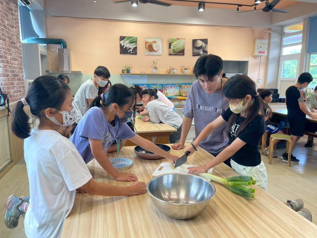 ▲大葉大學藥保系師生教豐崙國小小朋友如何全利用農產。(圖/記者林明佑翻攝)