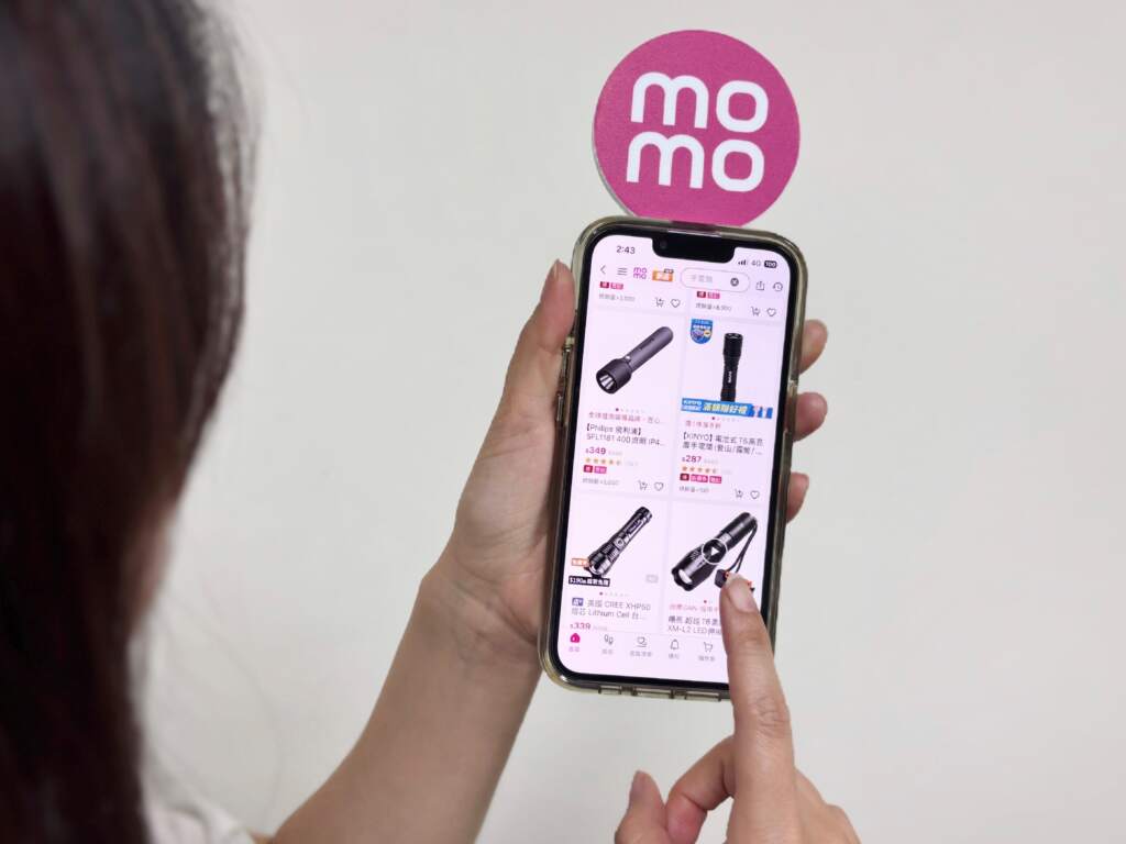 ▲momo陪伴全民做好防颱準備，依循防災指引整理十大防颱備品