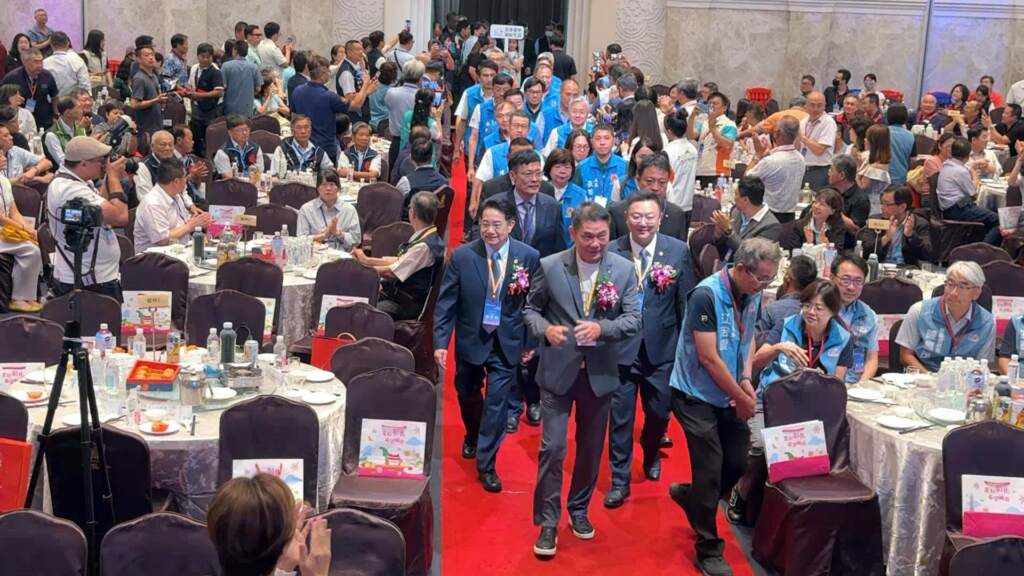 ▲2026中部地區企業座談會7月8日在彰化縣登場,苗栗縣長率團隊進場。(圖/記者林學均攝)