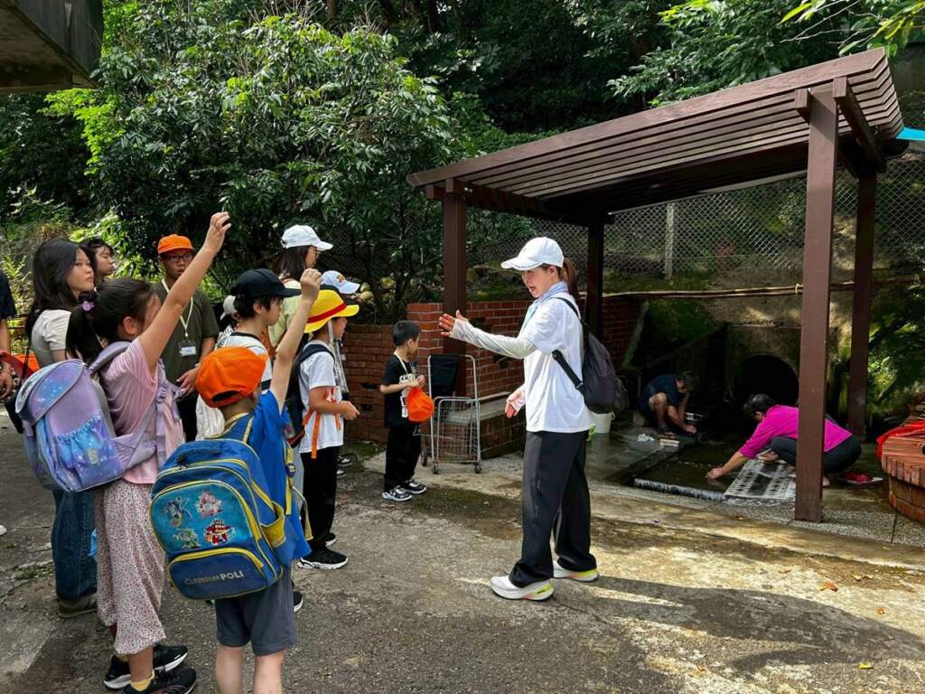 ▲新竹縣新湖區社會福利服務中心於7月1日至3日舉辦「大窩口.小探險家」夏令營,帶領學員走入老湖口。