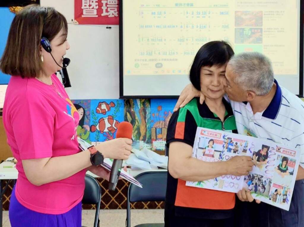 ▲張美阿嬤在分享生命繪本時,抱怨老公都沒說過「我愛你」,她老公連清誥當場親了她臉頰。左為長者照顧關懷協會執行長周淑玲。