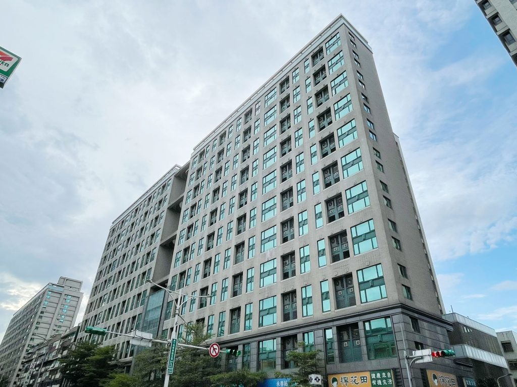 位於永春站的E.A.T國際館，平均單價達148.9萬元，比周邊住宅貴53.5萬元，是價格差距最大的台北捷運聯開宅。