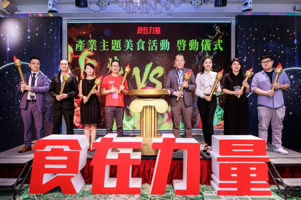食在力量結合眾多餐飲業者,啟動燒肉火鍋祭活動。左起:焦糖楓串燒顧問周政緯、一鷺國際餐飲集團社長劉士綱、桂冠實業董事長特助陳玉翎、食在力量協會理事長許淳凱、天帷企管顧問公司林剛羽、阿爾法餐飲集團市場增長中心首席增長官曾怡華、千葉餐飲執行長呂秀春、鮮乳坊共同創辦人賴冠延。食在力量提供