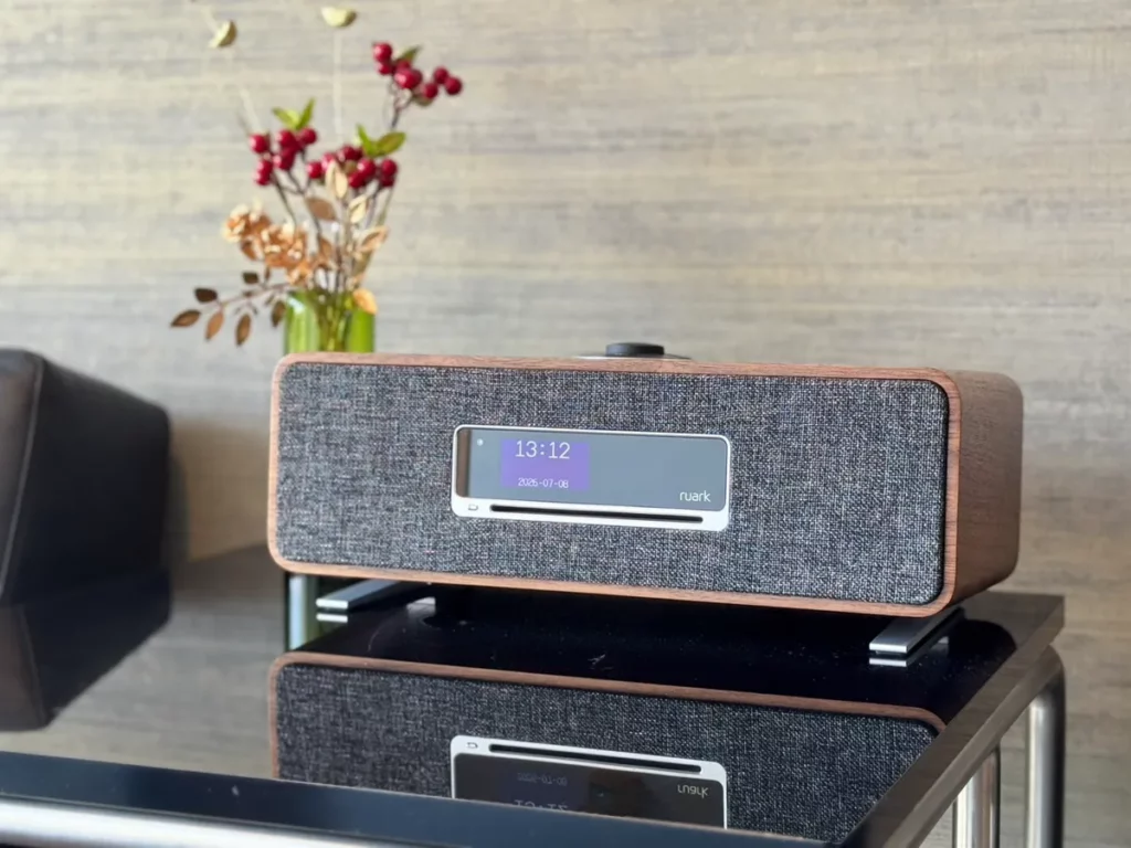 近五年頂級音響品牌紛紛推出主打極簡外觀設計的喇叭產品,可完美融入居家裝潢裡,深受 30 至 40 歲的新貴族群喜愛。