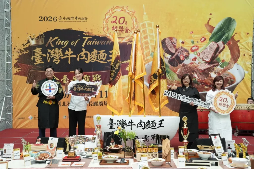 韓國黑白大廚明星廚師鄭智善(左二)來臺擔任「2026臺北國際牛肉麵節」親善大使