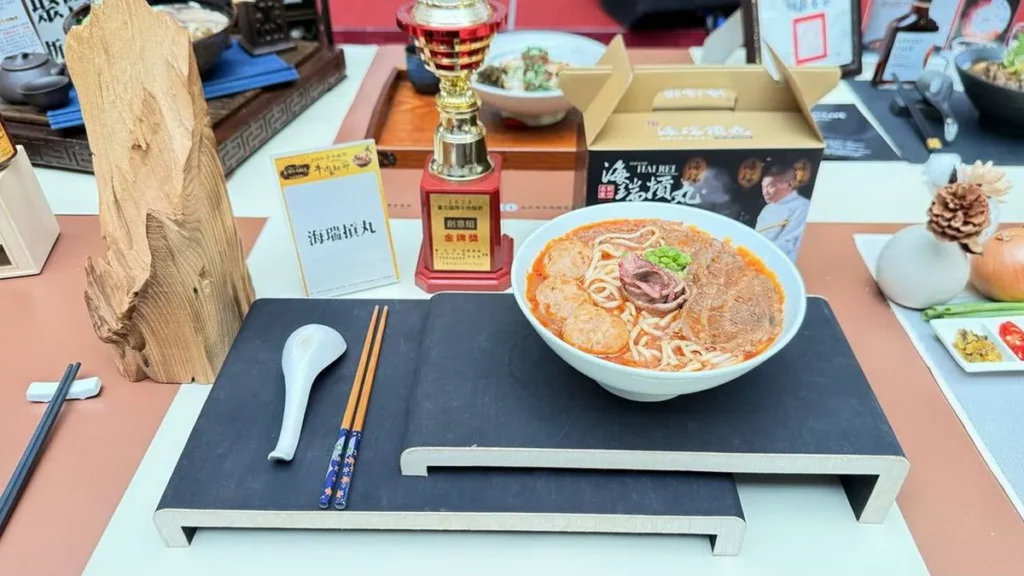 店家在會場展示自家最豐盛、最有創意的牛肉麵