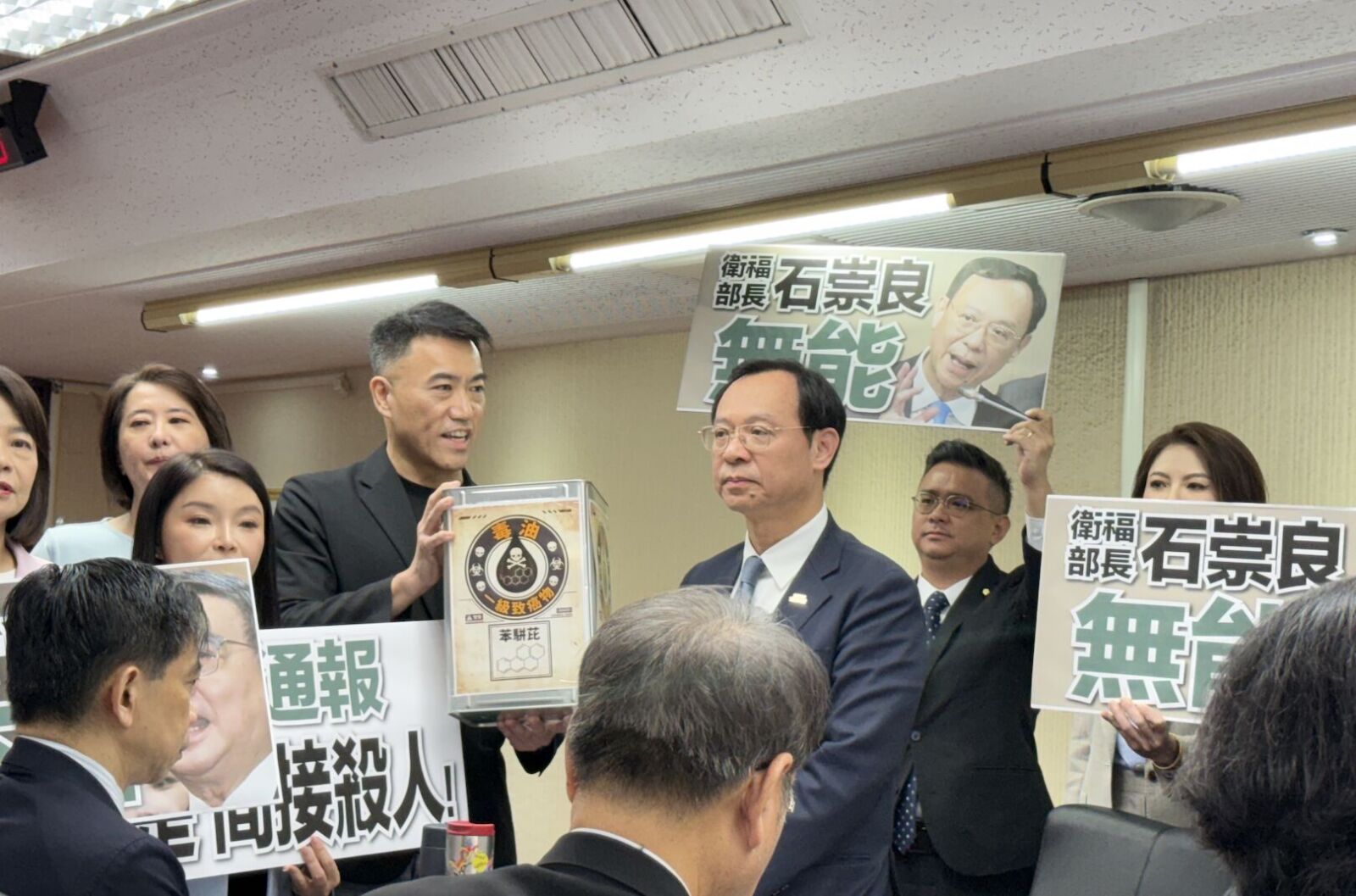 立院吵翻天!藍委包圍送毒油、要求道歉 石崇良臉色鐵青不語 248 立院吵翻天!藍委包圍送毒油、要求道歉 石崇良臉色鐵青不語 247