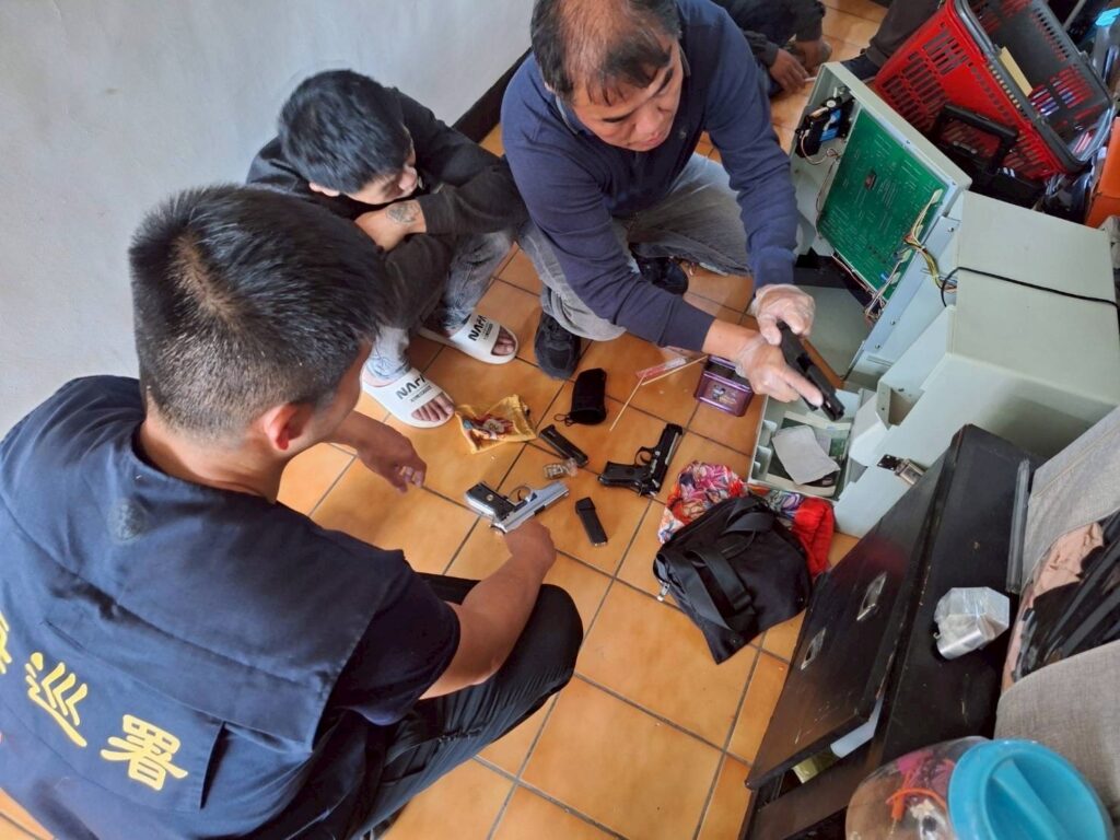 海巡署偵防分署新竹查緝隊與新竹市警察局第三分局破獲擁槍藥頭據點。(圖/海巡署)