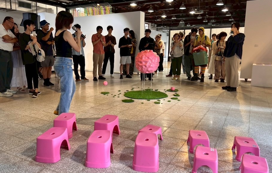  陽交大百川學程藝術展「反自傳」，學生之間的「差異」成為創意與對話的起點。(圖片來源/《IN PEOPLE》節目)