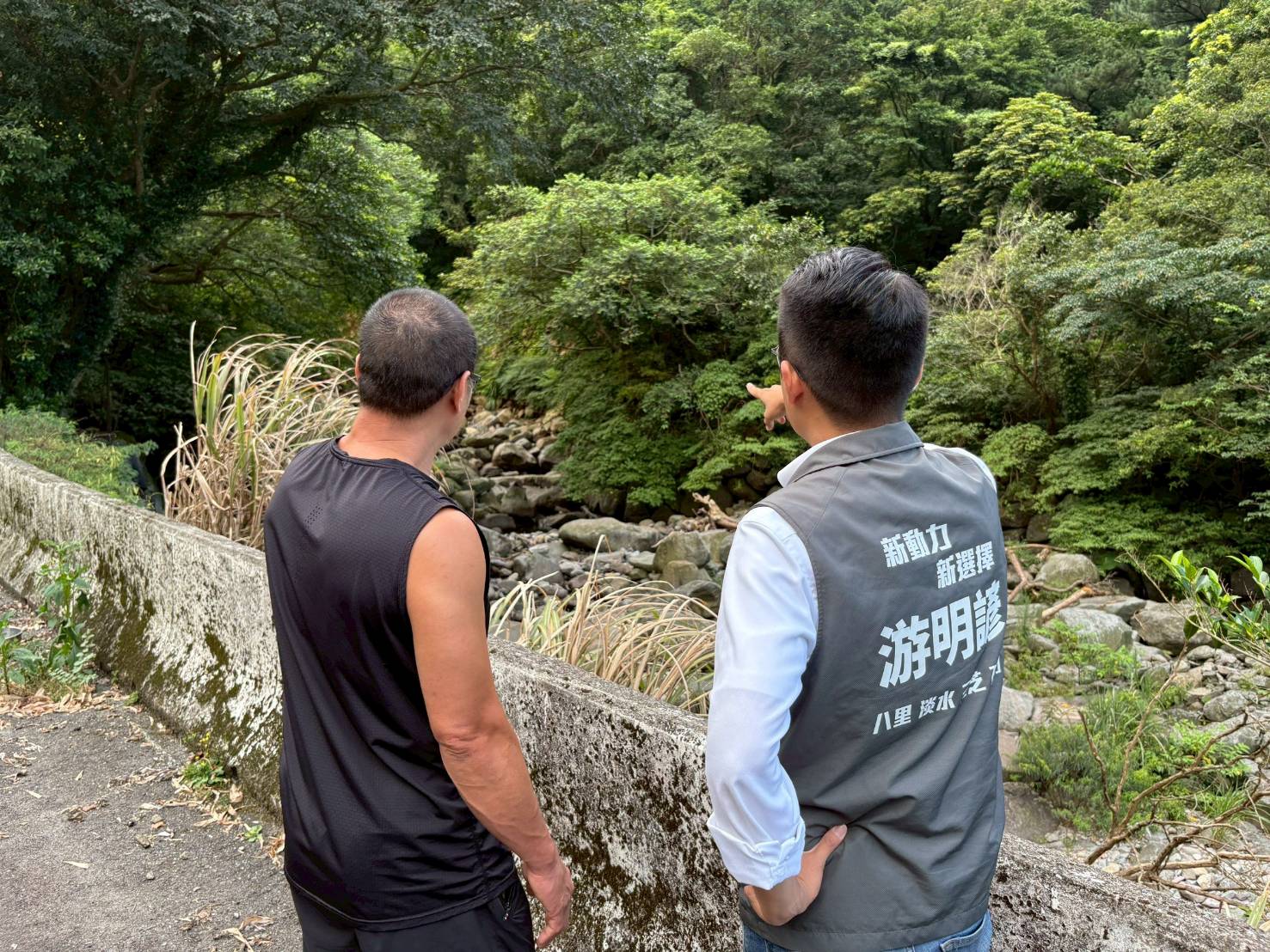 游明諺表示，三芝區內柑宅21號旁溪流的土石淤積問題，並非近期才出現，而是山陀兒颱風過後遺留至今的災後復原案件。(圖／記者翻攝)
