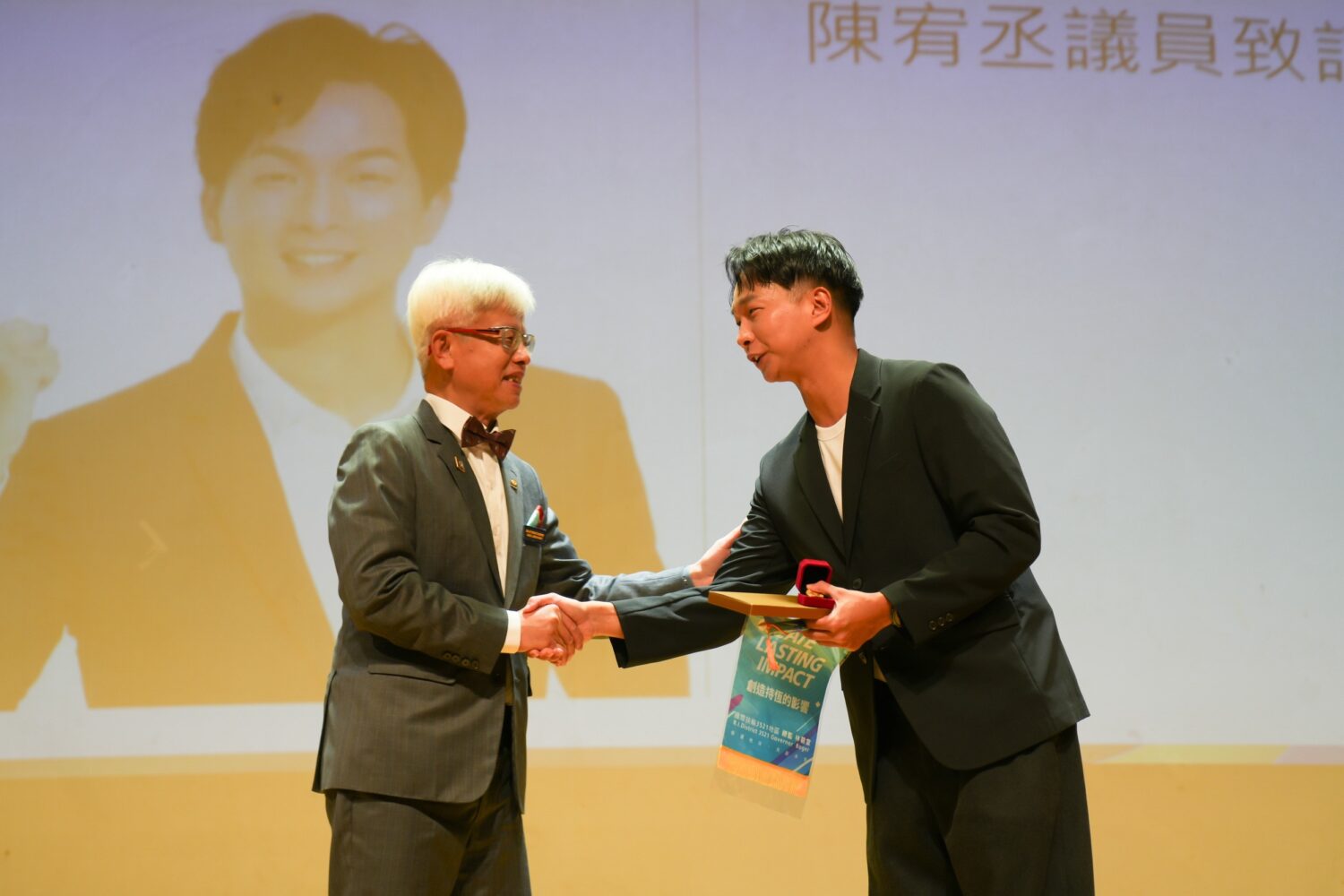 陳宥丞議員協助安排場地，世界年會剛辦完，看到台灣國旗在大巨蛋飄揚非常感動 。(圖/國際扶輪3521地區 提供)