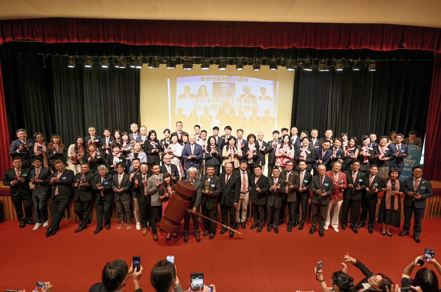 總監林碧堂、主委朱易凡率領的多分區團隊，齊心合力完成這次的盛會。(圖/國際扶輪3521地區 提供)