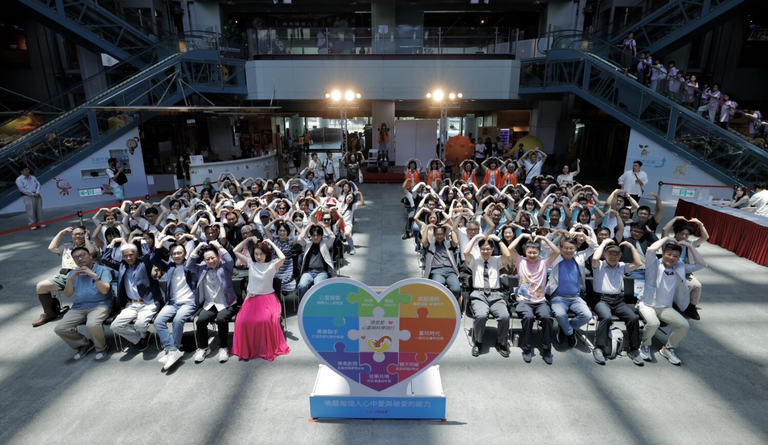 2026善愛嘉年華啟動記者會圓滿成功，與會貴賓進行全體大合照。(圖/小樹傳愛協會提供)2026善愛嘉年華啟動記者會圓滿成功，與會貴賓進行全體大合照。(圖/小樹傳愛協會提供)