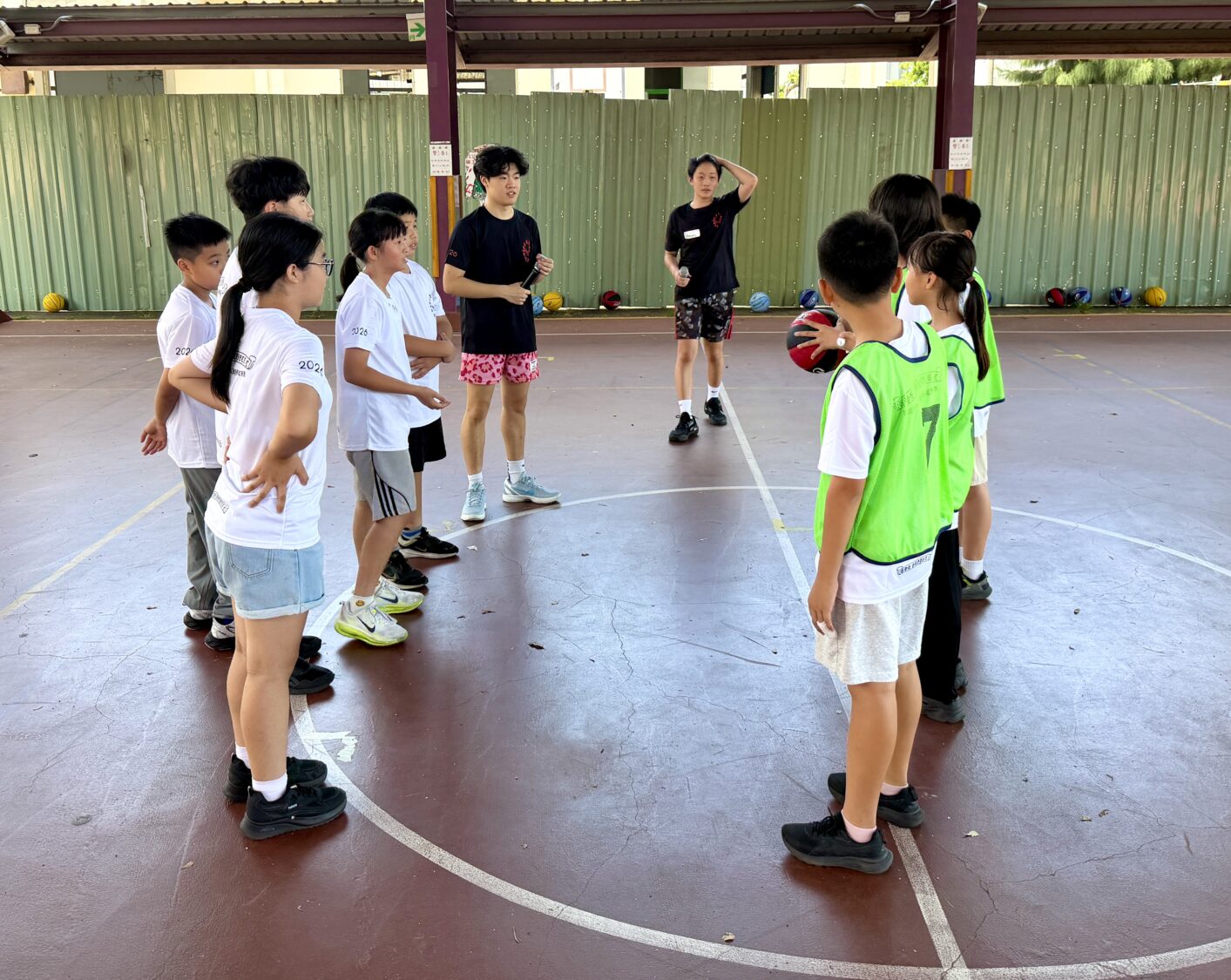 赴美留學返台青年志工以全英語互動方式帶領課程,透過情境式教學、籃球專業術語及團隊合作,引導學童在自然環境中快樂學習英文。(圖/記者林照東攝)