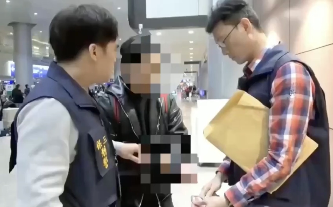 警方於機場查獲犯嫌。（記者徐煜勝翻攝）