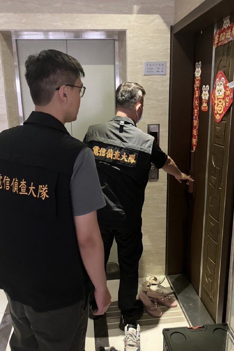 警方攻堅犯嫌住所。（記者徐煜勝翻攝）