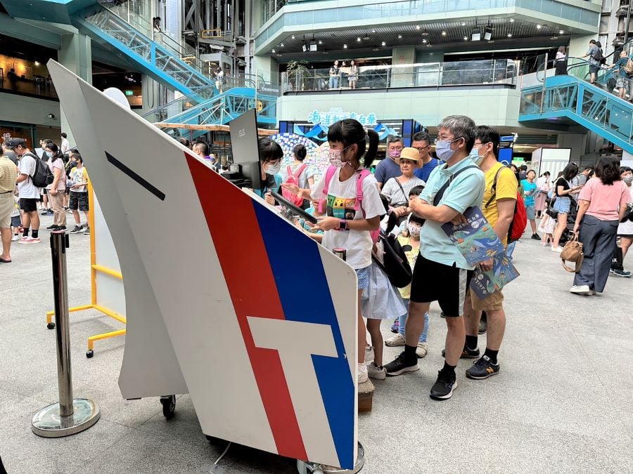 ▲家長及小朋友排隊體驗沉浸式海洋互動教具 。