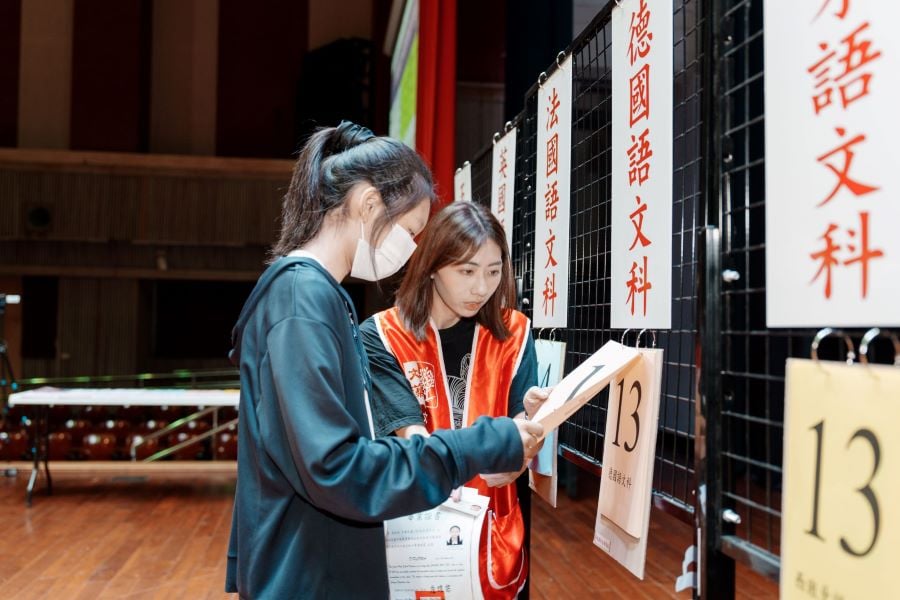▲ 文藻外語大學8日舉辦「115學年度南區五專聯合免試入學現場報到分發」作業,吸引全國優秀國中畢業生到場撕榜。