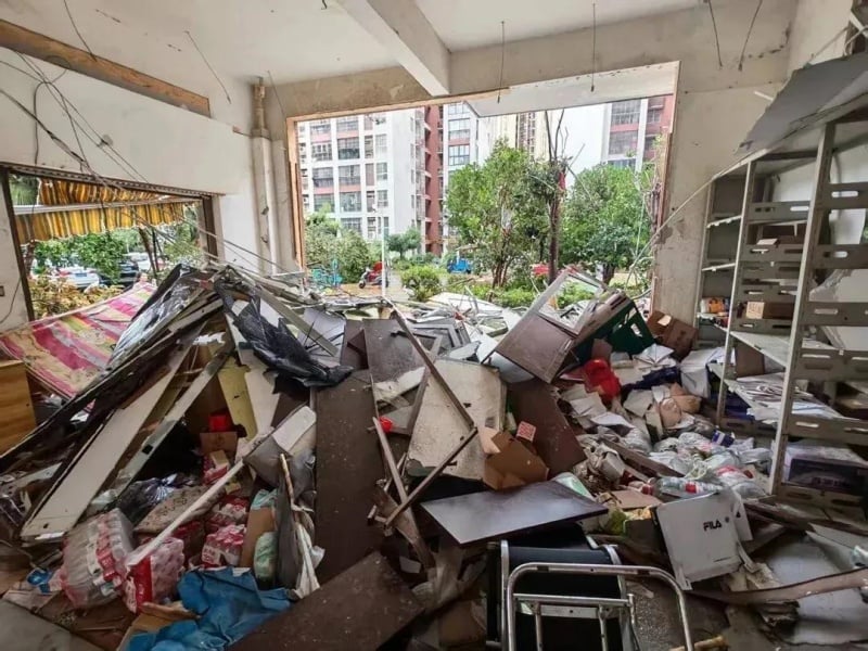▲畫面裡整面落地窗消失，傢俱雜物被狂風卷得堆積滿地，和出事12樓客廳損毀情況一致。
