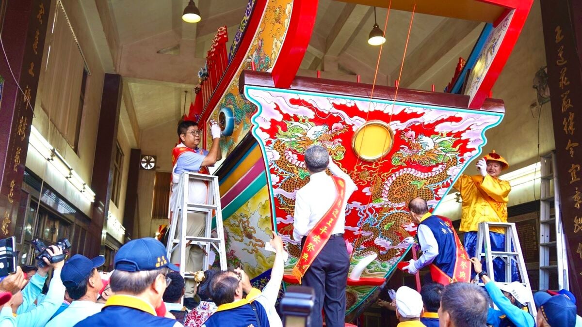 ▲屏東縣政府民政處處長鄭文智、屏東縣議長周典論、東港東隆宮董事長潘慶士、丁未正科大總理洪景崇等人擔任「點睛官」,依循古禮為王船開光點睛。